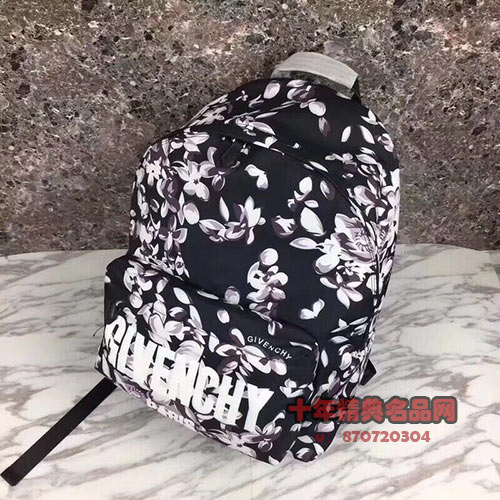紀梵希雙肩背包讓人感覺經典又清爽