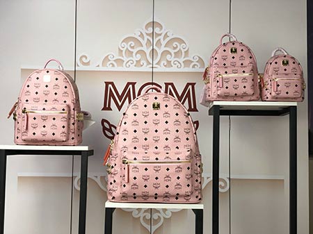 MCM包包Stark鉚釘雙肩背包 標志款式中融入了獨特風格