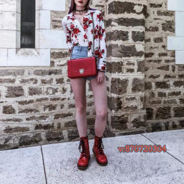 Diorama包 迪奧在這款包包設計和顏色方面略顯偏鋒