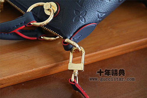 母親節(jié)的禮物:lv全皮壓花女包V TOTE BB手袋M44845 ?