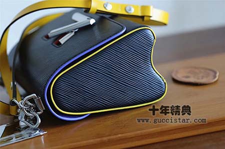 lv twist手袋 黑色水波紋牛皮女士鏈條包