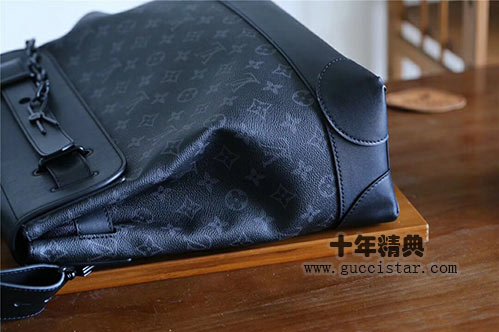 Steamer男包 2019新款lv黑花男士郵差包手提包M44473