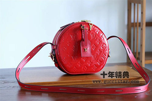 2019新款lv漆皮圓餅包 BOITE CHAPEAU SOUPLE手袋0