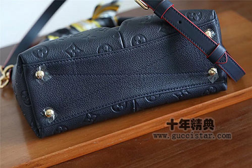 母親節(jié)的禮物:lv全皮壓花女包V TOTE BB手袋M44845 ?