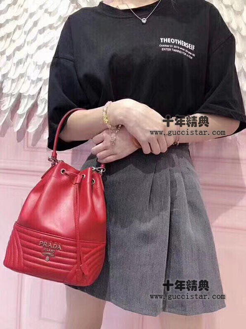 最新款普拉達女士水桶包1BH038 時尚永遠不過時