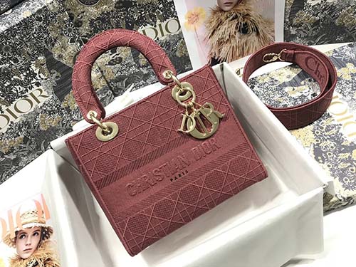 Lady Dior五格刺繡藤格紋 時髦且富有女性魅力經久不衰卻又現代時尚