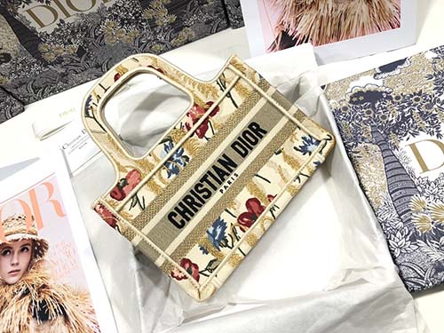 Book Tote迷你扶桑花 Dior Hibiscus刺繡呼應本季系列的普利亞風情主題