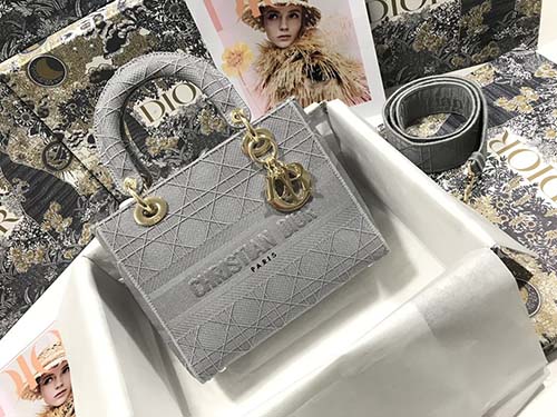 Lady Dior五格刺繡藤格紋手提包 時髦且富有女性魅力 經久不衰卻又現代時尚
