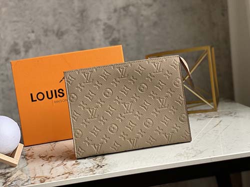 lv水波紋風格硬朗的全新Pochette Voyage中號手包M45665卡其全皮壓花